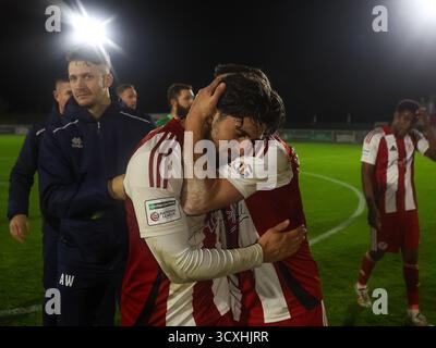 BRACKLEY, ANGLETERRE - 14 OCTOBRE : Jack Price embrasse Scott Pollock de Brackley Town après le match de replay du 4e tour de qualification de la FA Cup entre Brackley Town et Woking au St James Park, Brackley, le 14 octobre 2025 à Brackley, Royaume-Uni. (Photo de Mitch Davidson/Brackley Town FC via Alamy Live News) Banque D'Images