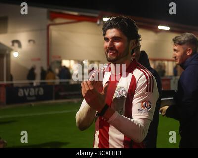 BRACKLEY, ANGLETERRE - 14 OCTOBRE : Scott Pollock de Brackley Town frappe les fans après le match de replay du 4e tour de qualification de la FA Cup entre Brackley Town et Woking au St James Park, Brackley, le 14 octobre 2025 à Brackley, Royaume-Uni. (Photo de Mitch Davidson/Brackley Town FC via Alamy Live News) Banque D'Images