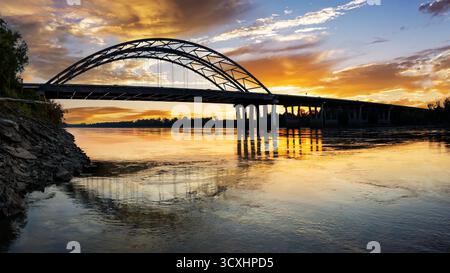 Vue panoramique spectaculaire au lever du soleil sur le pont Memorial des vétérans au-dessus de la rivière Missouri à qualifié Charles, MO Banque D'Images