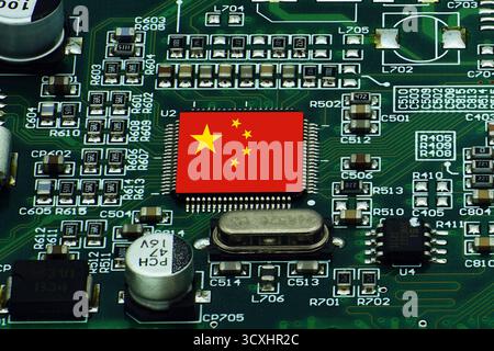 Drapeau de la Chine sur le processeur AM ai GPUProcessor. Concept chinois de fabricant de puce, puce GPU sur une carte mère. Banque D'Images