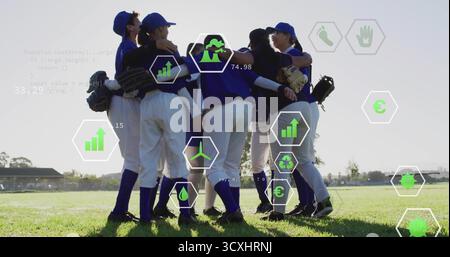 Joueurs de baseball debout se blottissant sur un terrain de baseball, tenant des gants et portant des maillots de casquettes bleues Banque D'Images