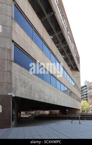 Architecture brutaliste et façade en béton du complexe culturel Teatro Argentino à la Plata, province de Buenos Aires, Argentine. Design moderne. Banque D'Images