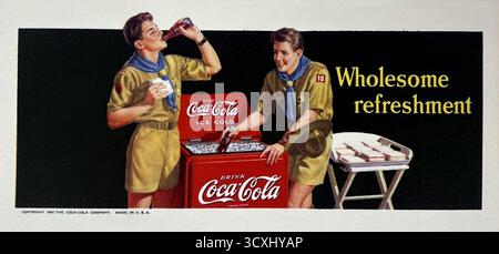 1942 , USA : publicité pour la boisson de la SOCIÉTÉ américaine COCA COLA aux USA, sous forme de papier buvard ( BUVARD BUTTER ) pour stylos à encre . L'illustration montre deux SCOUTS près d'un congélateur plein de bouteilles de Coca Cola à boire pour étancher leur soif de la chaleur , avec le slogan : RAFRAÎCHISSEMENT SAIN . Peintre inconnu .- ALIMENTATION - CIBO - GASTRONOMIE - COKE - CARTA ASSORBENTE - penna stilografica a inchiostro - INDUSTRIE - industria - gaz bibite - pubblicità - PUBBLICITY - ANNUNCIO PUBBLICITARIO - ANNI QUARANTA - '40 - années 40 - illustration - illustrazione - bottiglia - bouteille - Coca-Cola - Banque D'Images