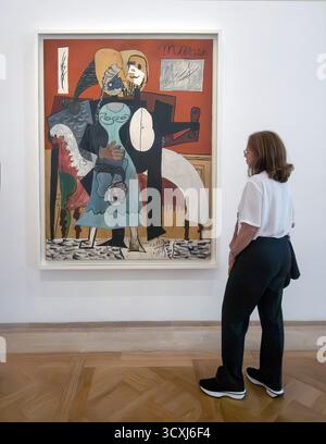 Femme regardant Pablo Picasso peignant les amoureux au Musée Picasso, Marais, Paris, France Banque D'Images