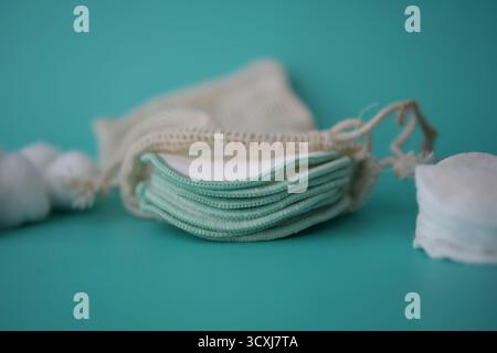 Tampons réutilisables et coton visage durable Banque D'Images
