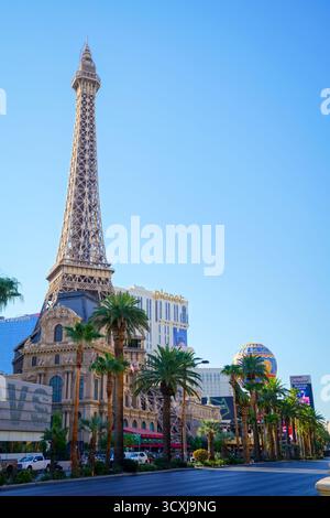 La réplique de la Tour Eiffel à Paris Las Vegas s'élève au-dessus des palmiers et des bâtiments de villégiature le long du Strip sous un ciel bleu éclatant du désert Banque D'Images