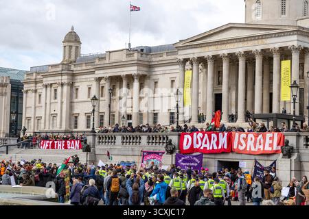 Londres, partisans de Pro Palestine à Trafalgar Square, 4 octobre 2025, affichage désarmer Israël bannière devant la National Gallery, Londres, Angleterre, U. Banque D'Images