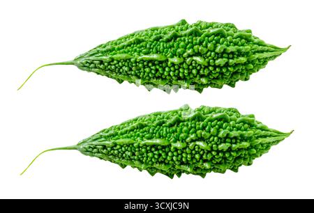 Vue de dessus ensemble de deux gourdes amères vertes ou melons amers est isolé sur fond blanc avec chemin de détourage. Banque D'Images