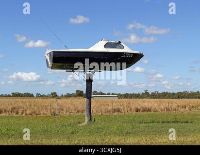 South Kolan, Queensland, Australie - 11 juin 2024 : petit bateau monté sur un poteau en bois dans le cadre de l'attraction touristique Jim's Row of Machinery Banque D'Images