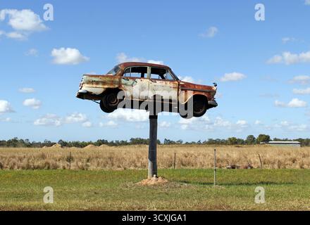 South Kolan, Queensland, Australie - 11 juin 2024 : vieille voiture rouillée montée sur un poteau en bois dans le cadre de l'attraction touristique Jim's Row of Machinery Banque D'Images