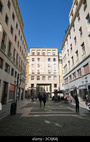 Rue piétonne avec café Starbucks, emplacement de franchise de café. Un bon exemple d'architecture fasciste et brutaliste. À Turin, Turin, Italie. Banque D'Images