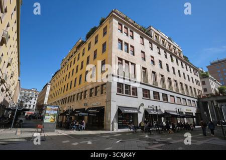 Rue piétonne avec café Starbucks, emplacement de franchise de café. Un bon exemple d'architecture fasciste et brutaliste. À Turin, Turin, Italie. Banque D'Images