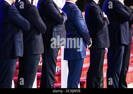 événement politique avec un moment de silence et le chant de l’hymne du pays où se déroule l’action militaire. Banque D'Images