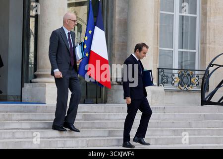 Paris, France. 14 octobre 2025. Le premier ministre français Sébastien Lecornu et le ministre français de l'économie, Roland Lescure quittent le Palais de l'Élysée à la suite de la réunion hebdomadaire du Cabinet français à Paris, France, le 14 octobre 2025. Photo de Henri Szwarc/ABACAPRESS.COM crédit : Abaca Press/Alamy Live News Banque D'Images