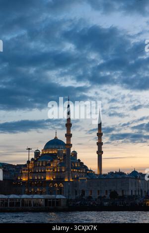Eminonu Nouvelle Mosquée aka Yeni Cami au crépuscule. Istanbul Turquie - 12.20.2024 Banque D'Images