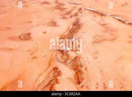 Vue aérienne du lac Eyre (Kati Thanda) en Australie méridionale montrant ses vastes étendues salines partiellement immergées dans l'eau. Banque D'Images