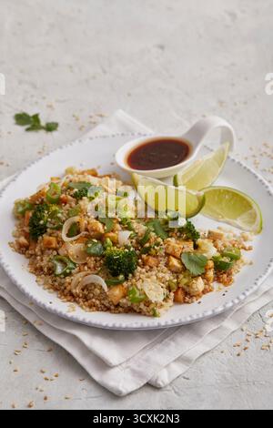 Quinoa avec tofu et brocoli Banque D'Images