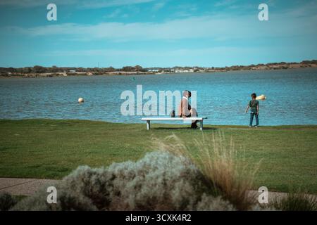 Une vue paisible sur le lac où les gens apprécient la beauté de la nature Banque D'Images