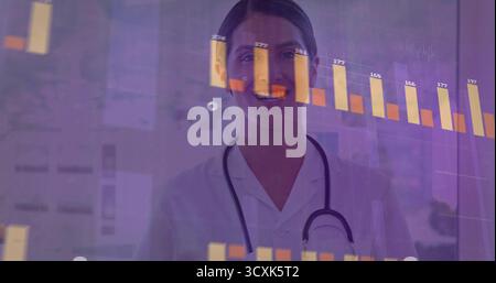 Médecin examinant les diagrammes à barres sur écran transparent au cabinet clinique avec stéthoscope Banque D'Images