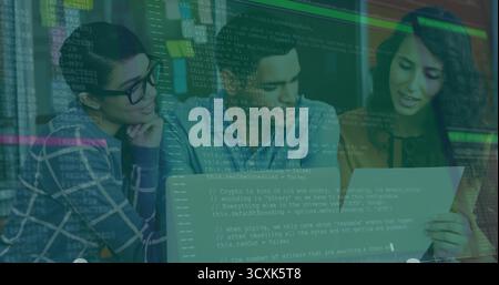 Développeurs collaborant déboguant le code dans l'espace de travail, avec ordinateur portable, feuilles de code et notes autocollantes Banque D'Images