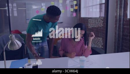 Collaboration collègues se penchant sur le bureau examinant des documents au bureau, avec ordinateur portable, tasse à café Banque D'Images