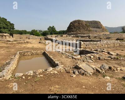 Ruines bouddhistes du Stupa de Dharmarajika avec étang et petits stupas à Taxila Pakistan Patrimoine de la communauté bouddhiste Banque D'Images