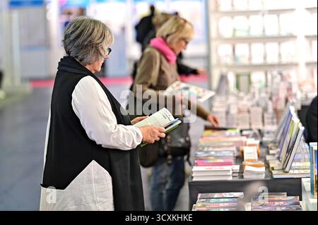 Frankfurter Buchmesse 2025. Besucher der Frankfurter Buchmesse AM 15.10.2025. 20251015MWI090895 *** Foire du livre de Francfort 2025 visiteurs à la Foire du livre de Francfort le 15 10 2025 20251015MWI090895 Banque D'Images