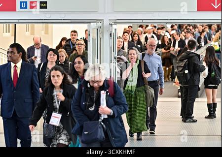 Frankfurter Buchmesse 2025. Besucher der Frankfurter Buchmesse AM 15.10.2025. 20251015MWI090860 *** Foire du livre de Francfort 2025 visiteurs à la Foire du livre de Francfort le 15 10 2025 20251015MWI090860 Banque D'Images