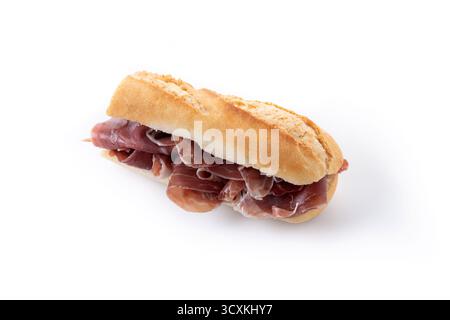 Sandwich traditionnel espagnol Serrano Ham isolé sur fond blanc Banque D'Images
