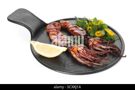 Savoureux calmars cuits avec citron et salade isolé sur blanc Banque D'Images