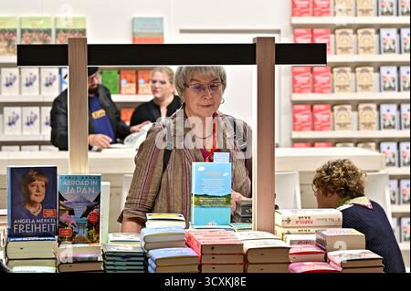 Frankfurter Buchmesse 2025. Besucher der Frankfurter Buchmesse AM 15.10.2025. 20251015MWI090831 *** Foire du livre de Francfort 2025 visiteurs à la Foire du livre de Francfort le 15 10 2025 20251015MWI090831 Banque D'Images