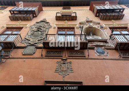 Vue panoramique sur la place historique Bib-Rambla à Grenade, Espagne, avec des cafés en plein air, des boutiques et l'atmosphère caractéristique de la ville cent Banque D'Images