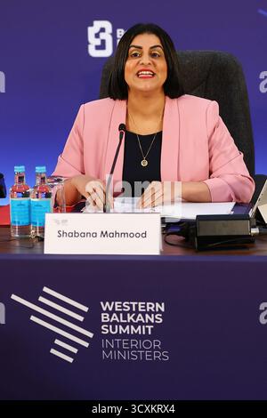 La ministre de l'intérieur, Shabana Mahmood, entame la réunion alors qu'elle accueille des homologues des Balkans occidentaux lors du sommet des Balkans occidentaux à Lancaster House à Londres. Date de la photo : mercredi 15 octobre 2025. Banque D'Images