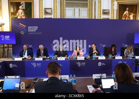 La ministre de l'intérieur, Shabana Mahmood, entame la réunion alors qu'elle accueille des homologues des Balkans occidentaux lors du sommet des Balkans occidentaux à Lancaster House à Londres. Date de la photo : mercredi 15 octobre 2025. Banque D'Images