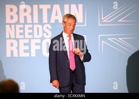 Une photo datée du 27 juin 2024 montre Nigel Farage, leader britannique de la réforme, à Boston dans le Lincolnshire. Banque D'Images