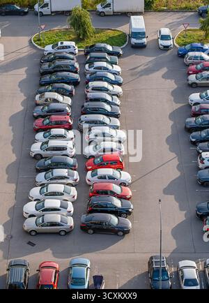Vue aérienne du parking de l'immeuble résidentiel rempli de voitures garées. Transports urbains, gestion des véhicules, parking extérieur, in Banque D'Images