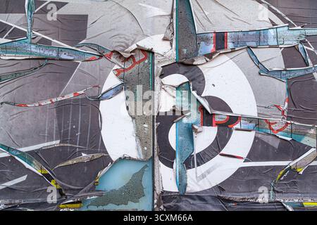 Mur d'un bâtiment avec de vieilles affiches déchirées. Banque D'Images