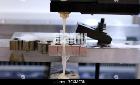 Usinage par électroérosion d'une pièce métallique par étincelles. Support Banque D'Images