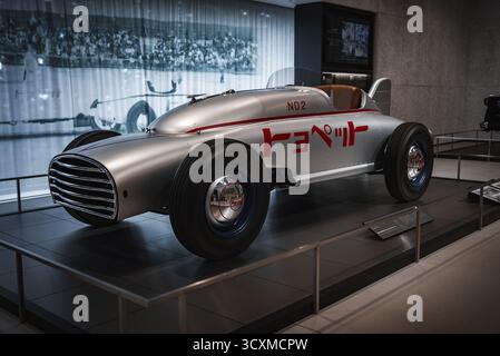 Voiture de course argentée vintage sur plate-forme au Toyota automobile Museum Japan Banque D'Images