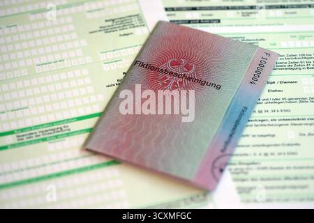 Le spécimen de carte de résident permanent temporaire allemand se trouve sur le formulaire fiscal allemand close up. Fiktionsbescheinigung et einkommensteuerklarung Banque D'Images