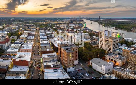 Vue aérienne de Savannah, Géorgie. Ancienne architecture historique de la ville américaine. USA paysage urbain panoramique la nuit Banque D'Images