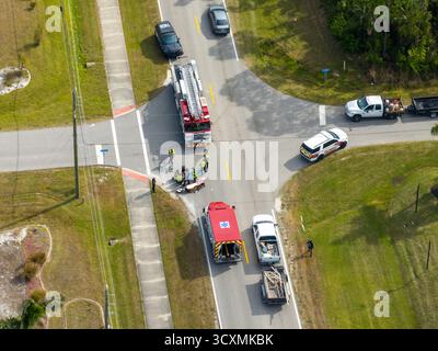 Accident de cycliste touché par une voiture dans la rue de la ville en Floride. Résultat d'une distraction au volant et d'un excès de vitesse. Ambulanciers paramédicaux lors d'un accident de véhicule et de vélo aux États-Unis. Banque D'Images