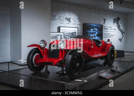 Rouge vintage Alfa Romeo sur la plate-forme au Toyota automobile Museum Banque D'Images