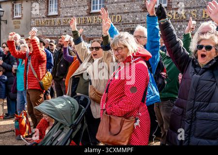 La population locale participe à l'événement annuel « Dancing in the Old » qui a lieu chaque année en octobre à Harvey's Brewery Yard, Lewes, Sussex, Royaume-Uni. Banque D'Images
