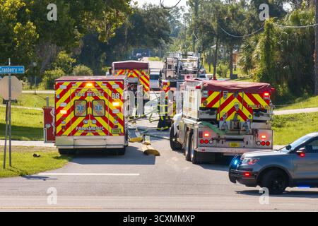 Le personnel des services d'urgence réagit à l'accident de monoxyde de carbone dans la rue résidentielle de Floride. Les premiers intervenants enquêtant sur les risques d'incendie de Banque D'Images