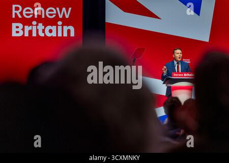 Liverpool, Royaume-Uni – 30 septembre 2025 le député Wes Streeting, secrétaire d'État à la santé et aux soins sociaux, prononce son discours devant les délégués le troisième jour de la conférence du Parti travailliste. Banque D'Images