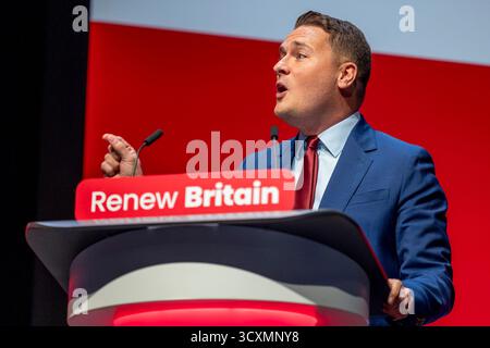 Liverpool, Royaume-Uni – 30 septembre 2025 le député Wes Streeting, secrétaire d'État à la santé et aux soins sociaux, prononce son discours devant les délégués le troisième jour de la conférence du Parti travailliste. Banque D'Images