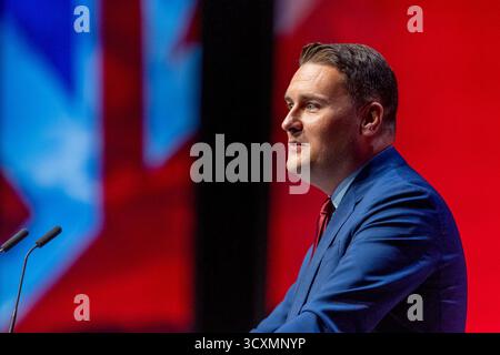 Liverpool, Royaume-Uni – 30 septembre 2025 le député Wes Streeting, secrétaire d'État à la santé et aux soins sociaux, prononce son discours devant les délégués le troisième jour de la conférence du Parti travailliste. Banque D'Images