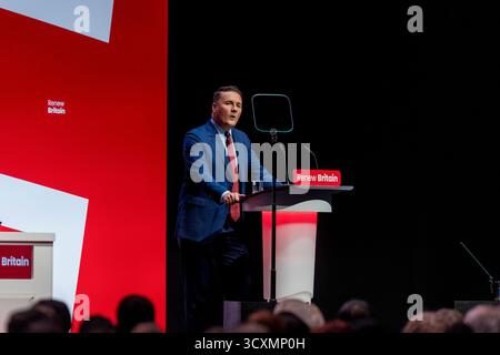 Liverpool, Royaume-Uni – 30 septembre 2025 le député Wes Streeting, secrétaire d'État à la santé et aux soins sociaux, prononce son discours devant les délégués le troisième jour de la conférence du Parti travailliste. Banque D'Images