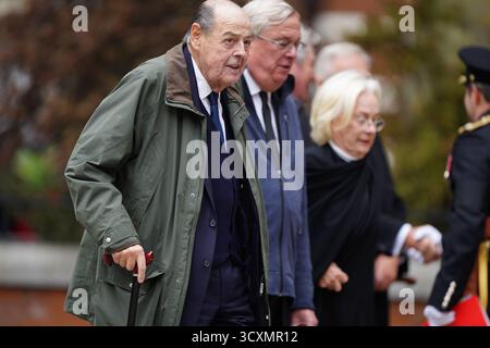 Lord Nicholas Soames de Fletching (à gauche) arrive à la messe de requiem pour l'ancien chef des forces armées, le maréchal Lord Guthrie, à la cathédrale de Westminster dans le centre de Londres. Date de la photo : mercredi 15 octobre 2025. Banque D'Images